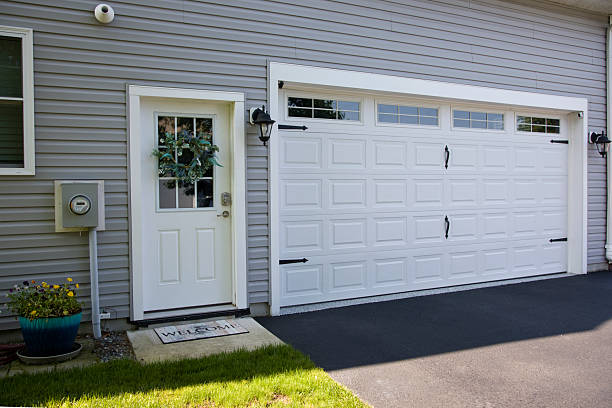 24/7 Emergency Garage Door Panel Replacement experts in Sealy, TX
